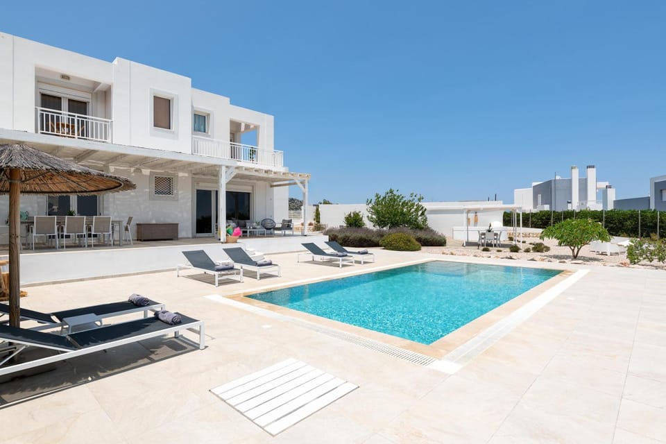 Property building, Patio, Day, Pool view, Swimming pool, sunbed