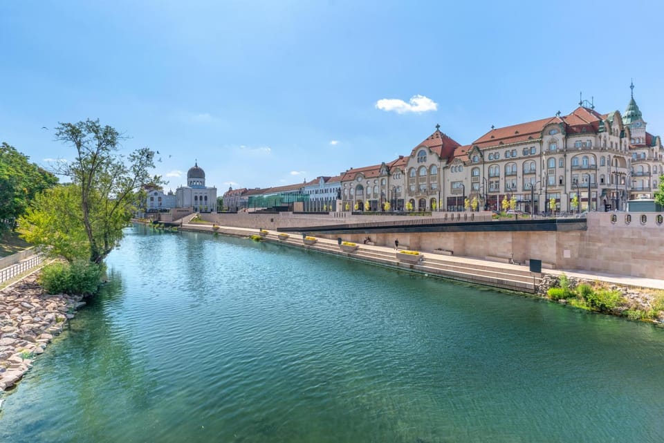 Property building, Nearby landmark, Day, Natural landscape, City view, Lake view, River view