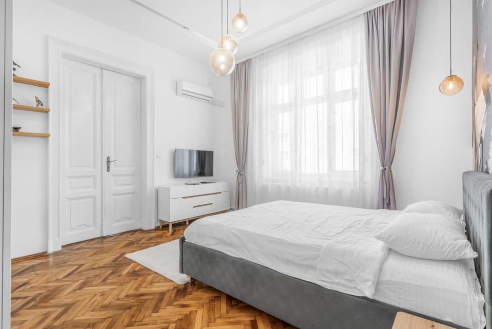 Bed, TV and multimedia, Photo of the whole room, Bedroom, wardrobe