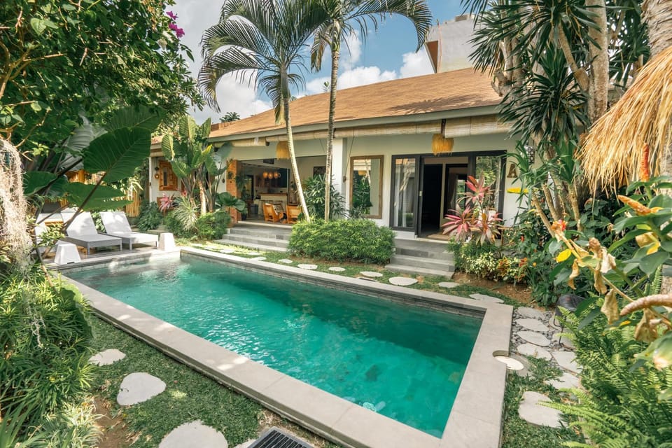 Property building, Day, Garden, Garden view, Pool view, Swimming pool, sunbed