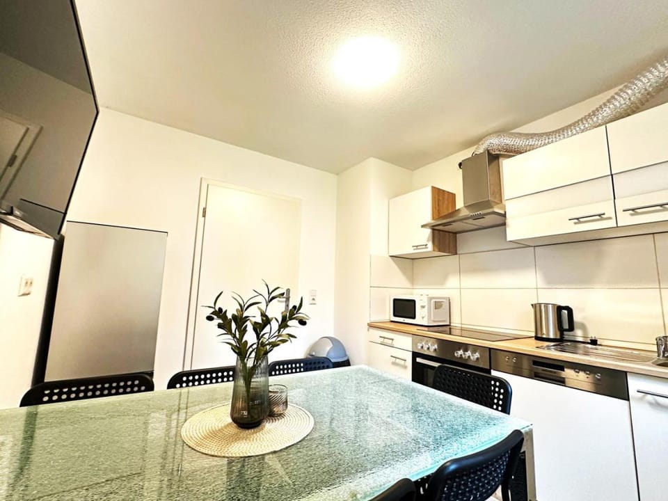 Kitchen or kitchenette, microwave, stove