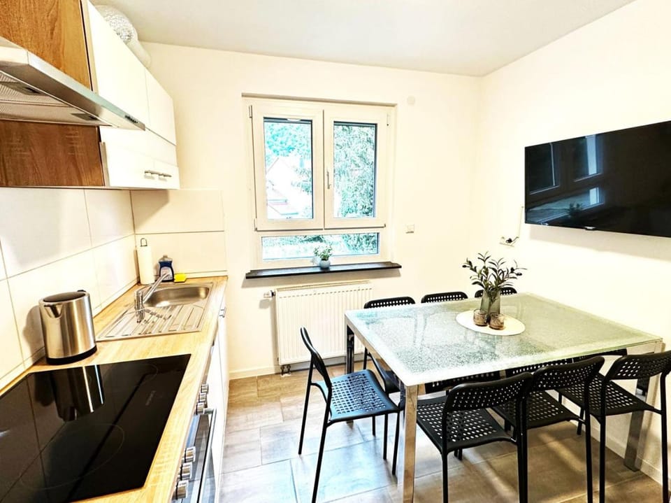 TV and multimedia, Kitchen or kitchenette, Dining area, oven, stove