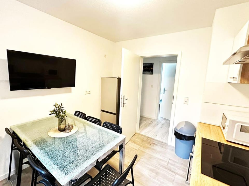 TV and multimedia, Kitchen or kitchenette, Dining area, microwave
