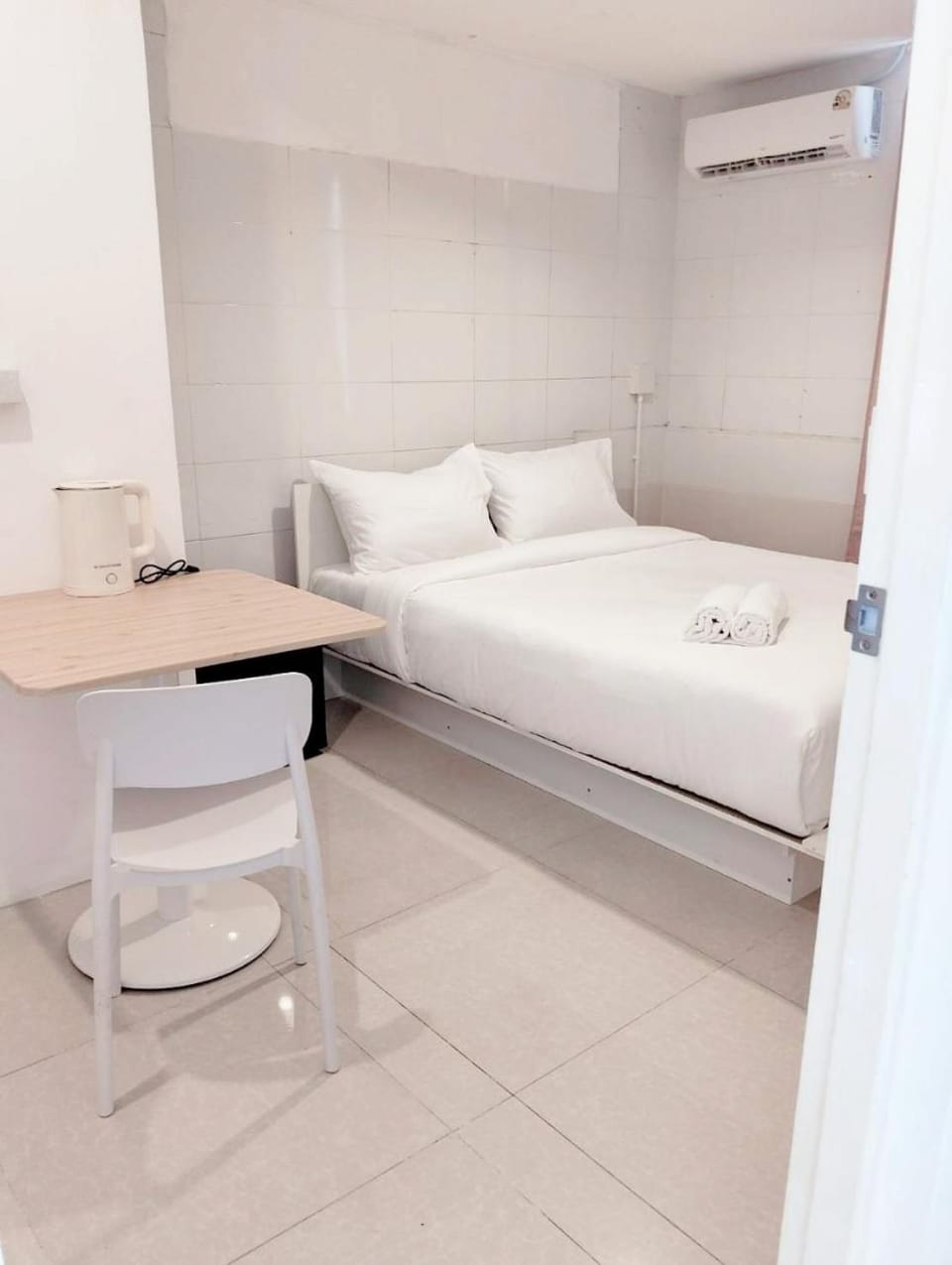 Bed, Photo of the whole room, Bedroom, towels, air conditioner
