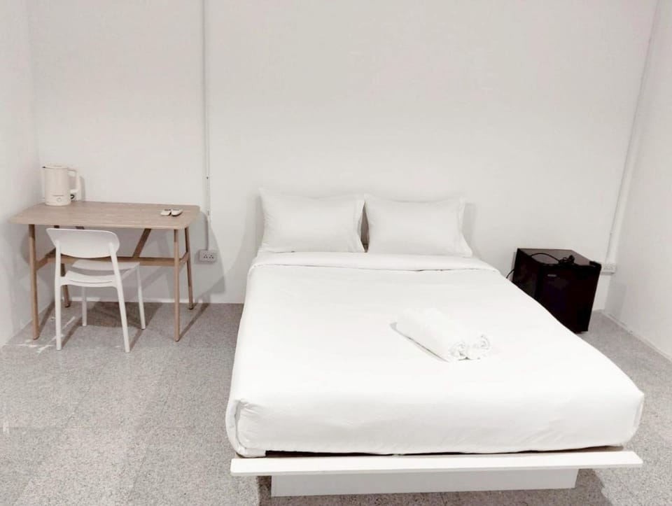 Bed, Photo of the whole room, Dining area, Bedroom