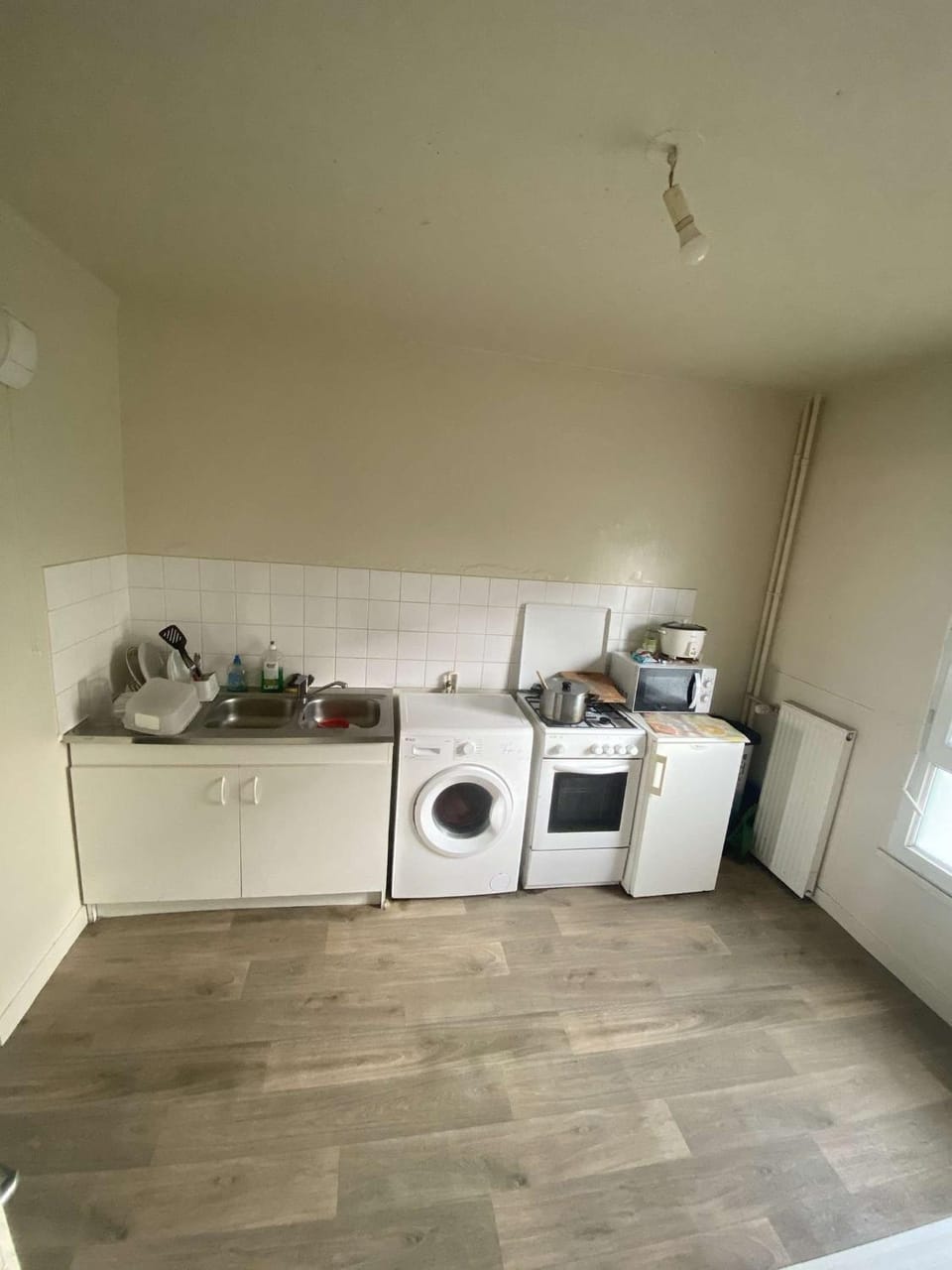 Kitchen or kitchenette, oven, stove, washing machine, dryer