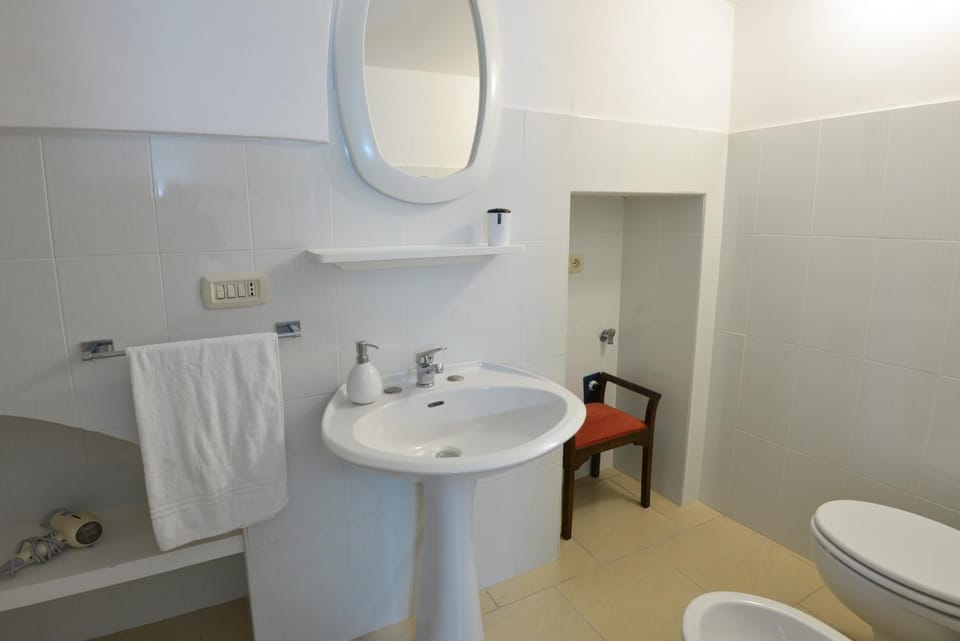 Toilet, Bathroom, towels