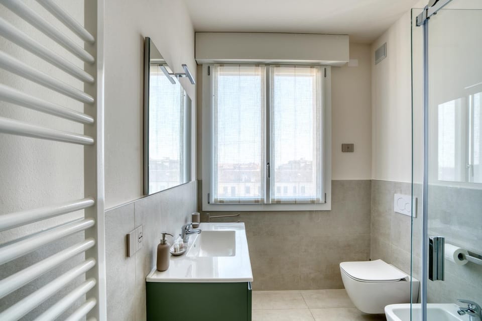 Shower, Toilet, Bathroom, bidet, towels