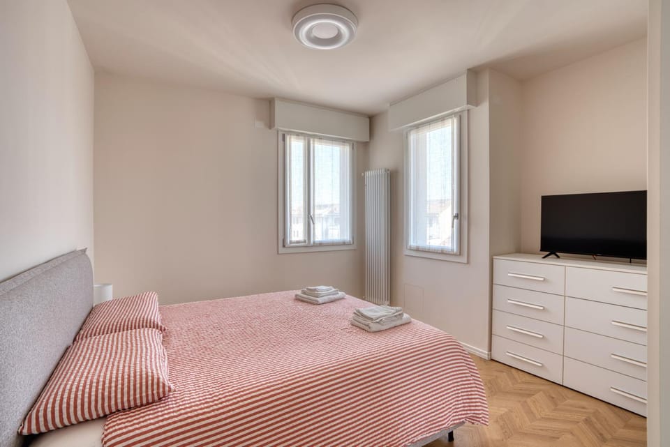 TV and multimedia, Photo of the whole room, Bedroom, towels