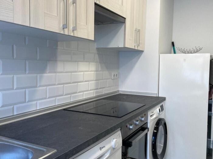 Kitchen or kitchenette, stove, washing machine
