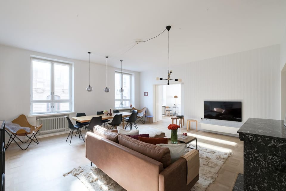 TV and multimedia, Living room, Seating area, Evening entertainment