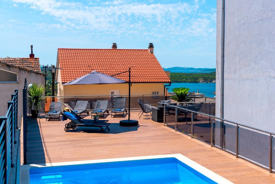 Property building, Natural landscape, Balcony/Terrace, Pool view, Sea view, Swimming pool, sunbed