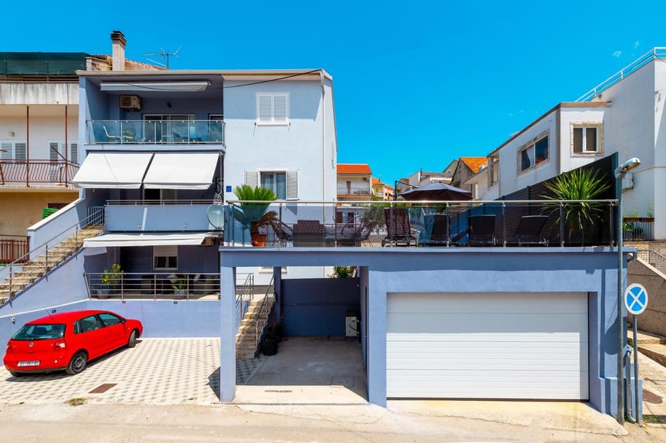 Property building, Day, Neighbourhood, View (from property/room), Balcony/Terrace, Street view, Location, Parking