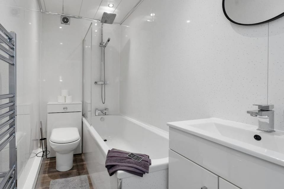 Free Parking - Sleeps 6 - 2 Bedrooms - Newly Renovated Apartment in Greenock