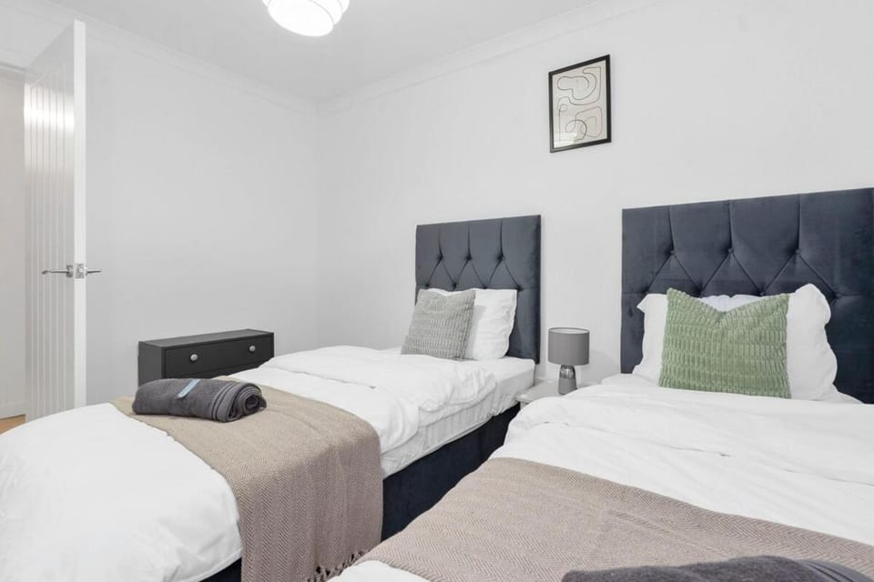 Free Parking - Sleeps 6 - 2 Bedrooms - Newly Renovated Apartment in Greenock