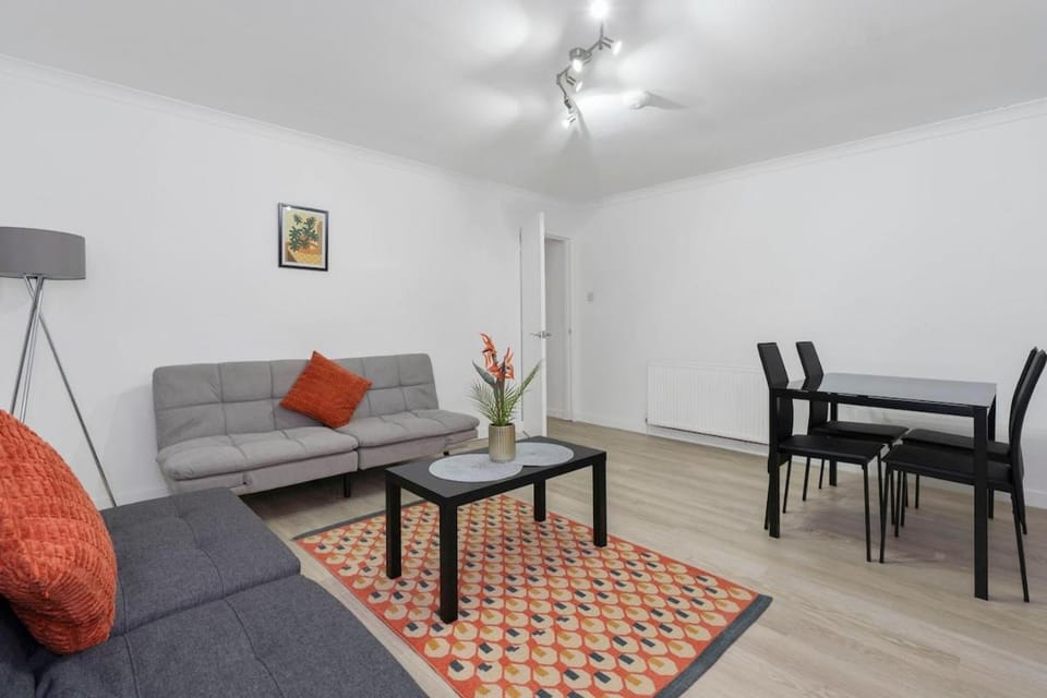 Free Parking - Sleeps 6 - 2 Bedrooms - Newly Renovated Apartment in Greenock