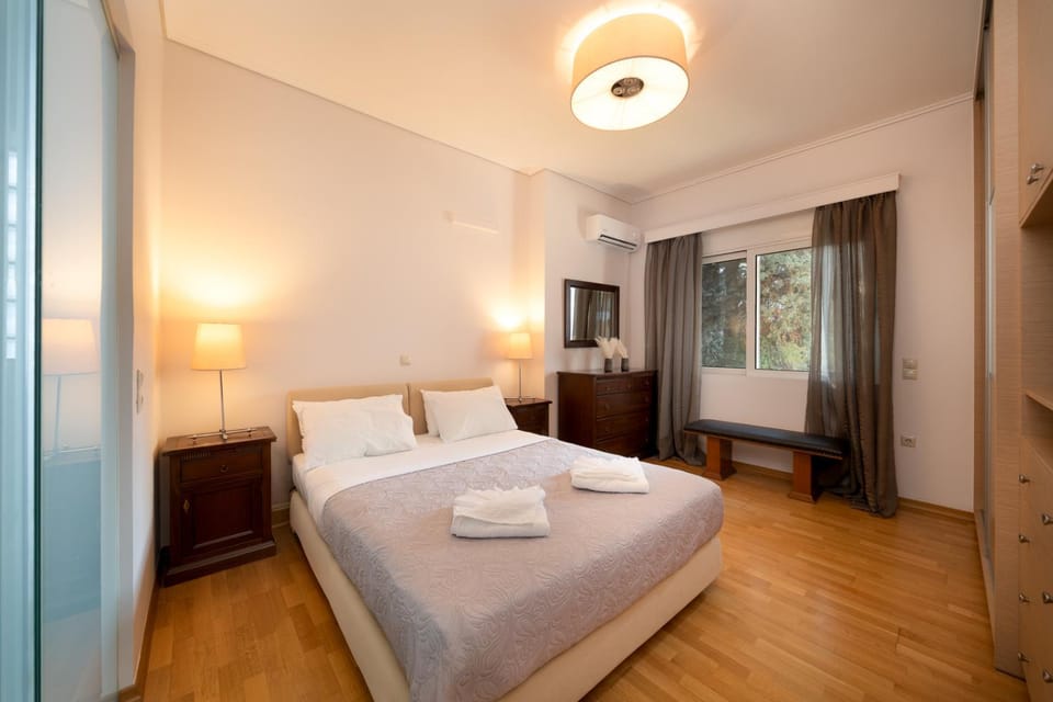 Bed, Bedroom, towels