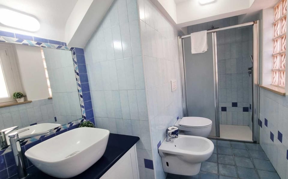 Shower, Toilet, Bathroom, bidet, towels