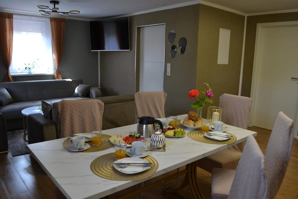 TV and multimedia, Living room, Seating area, Dining area