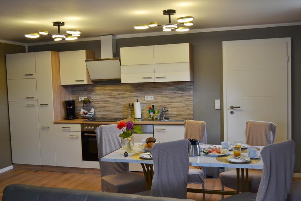 Kitchen or kitchenette, Seating area, Dining area, Food, stove