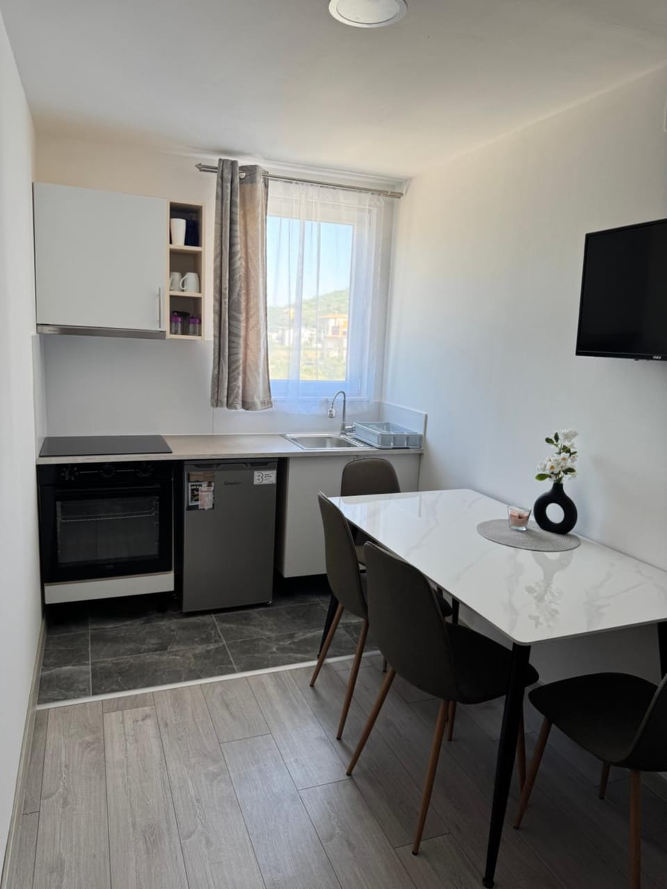 TV and multimedia, Kitchen or kitchenette, Living room, Seating area, Dining area