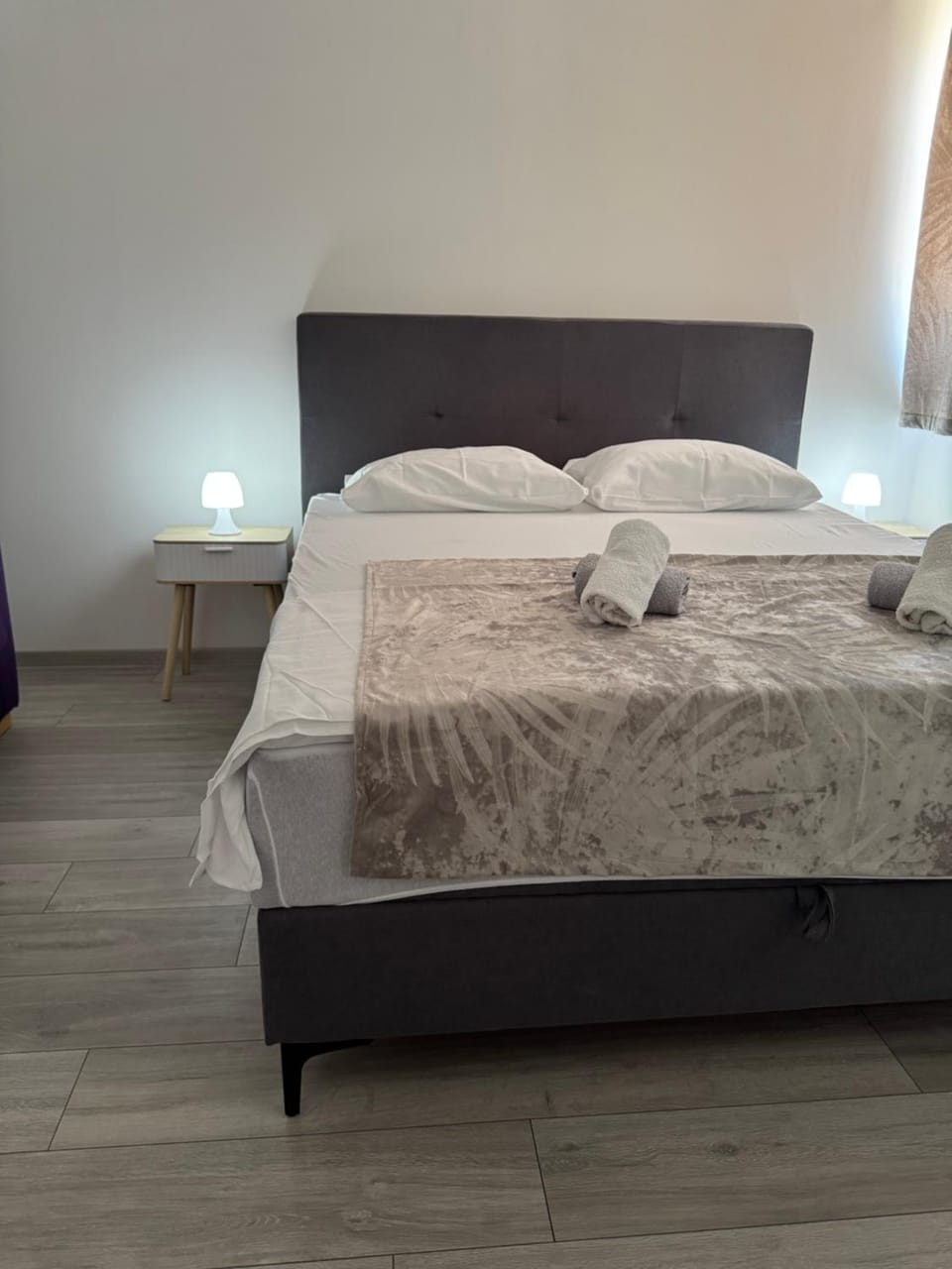 Bed, Bedroom, towels