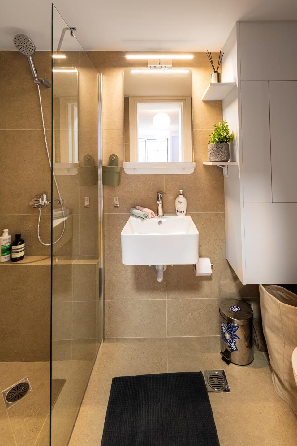 Shower, Toilet, Bathroom, towels