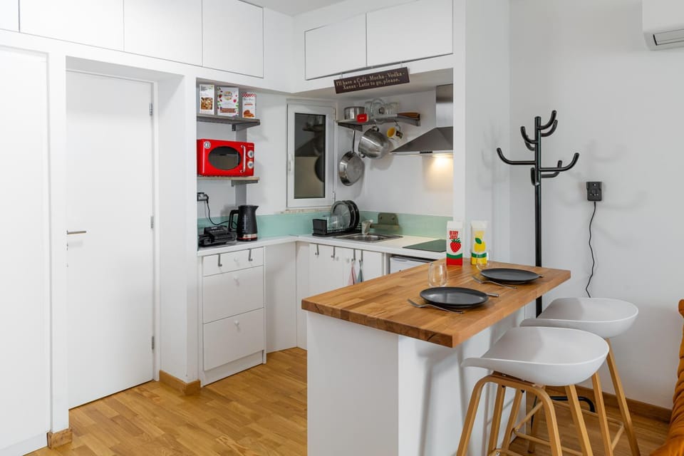 Coffee/tea facilities, Kitchen or kitchenette, Dining area, microwave, kitchen