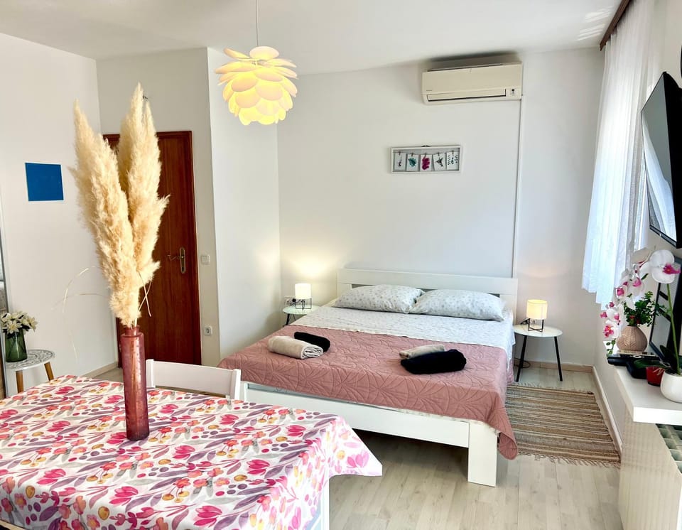 Bed, TV and multimedia, air conditioner