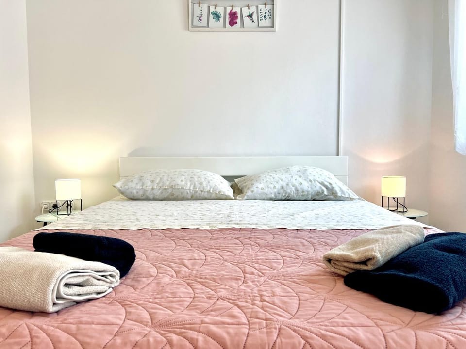 Bed, Bedroom, towels