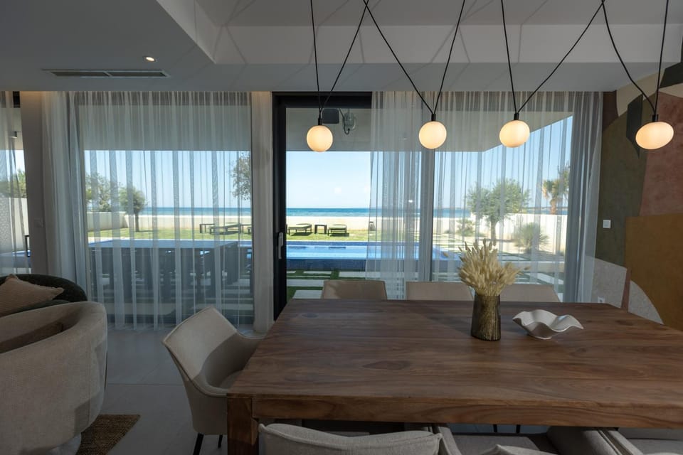 View (from property/room), Seating area, Dining area