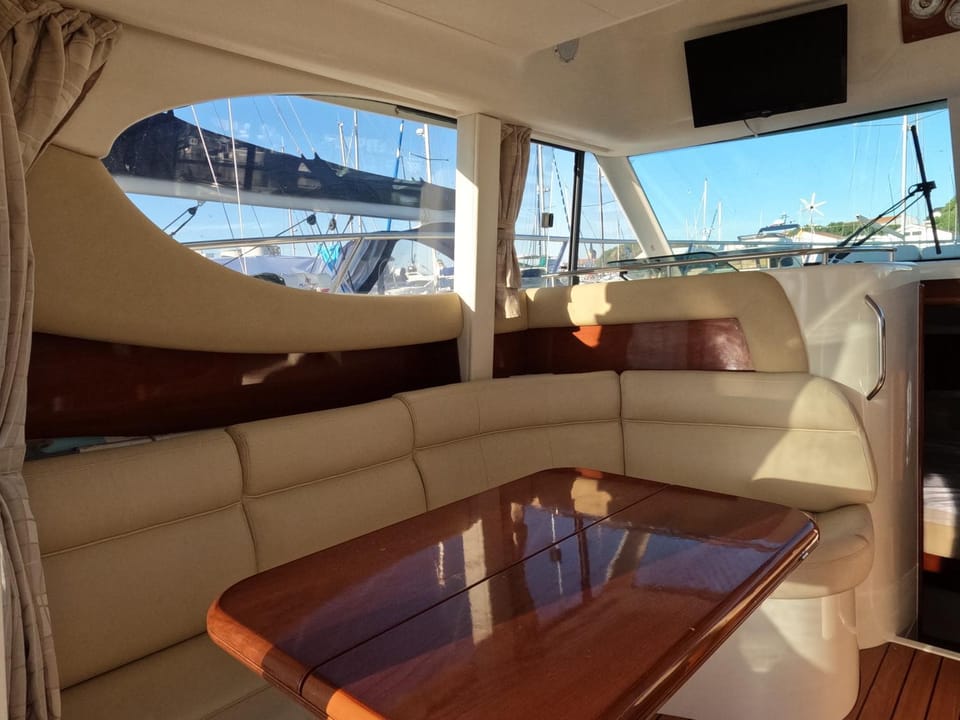 Vedette Cristal Prestige 32 Docked boat in Les Sables-d'Olonne