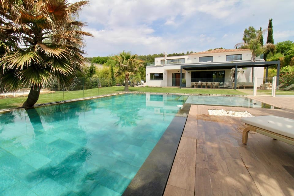 Property building, Day, Garden, Garden view, Pool view, Swimming pool, sunbed