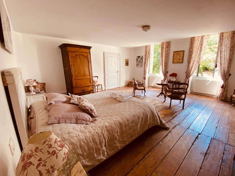 Bed, Photo of the whole room, Seating area, Bedroom