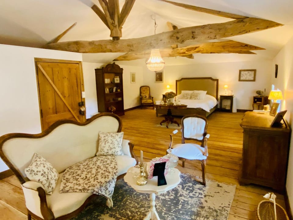 Photo of the whole room, Seating area