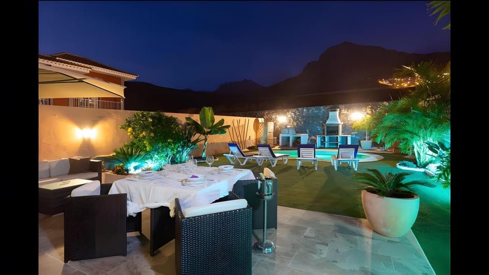 Property building, Balcony/Terrace, Living room