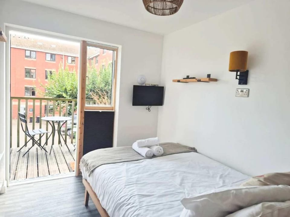 Carmen Suite EcoPod Treehouse in the city centre House in Bristol