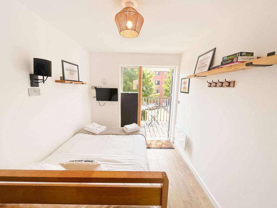 Dolores Suite EcoPod Treehouse in the city centre House in Bristol
