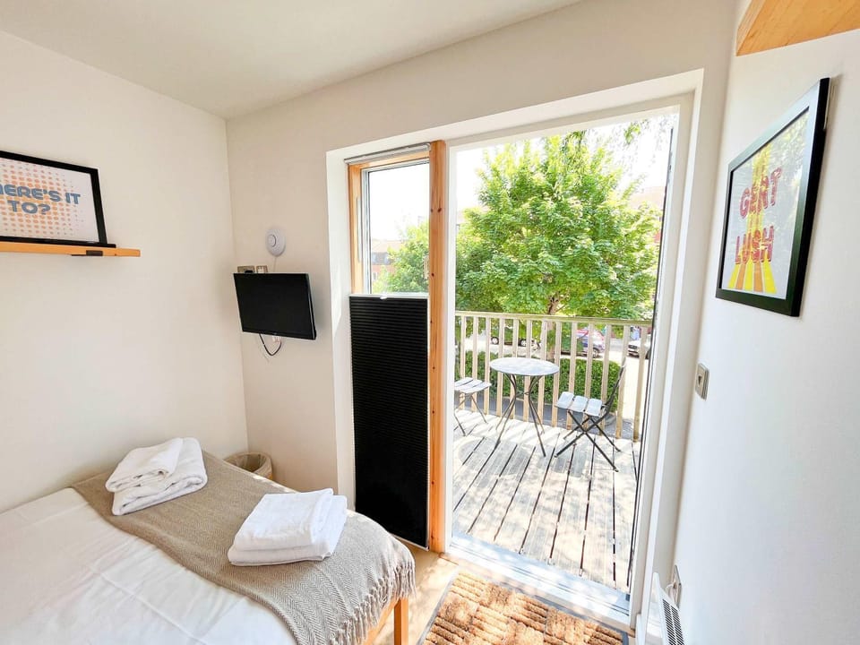 Dolores Suite EcoPod Treehouse in the city centre House in Bristol
