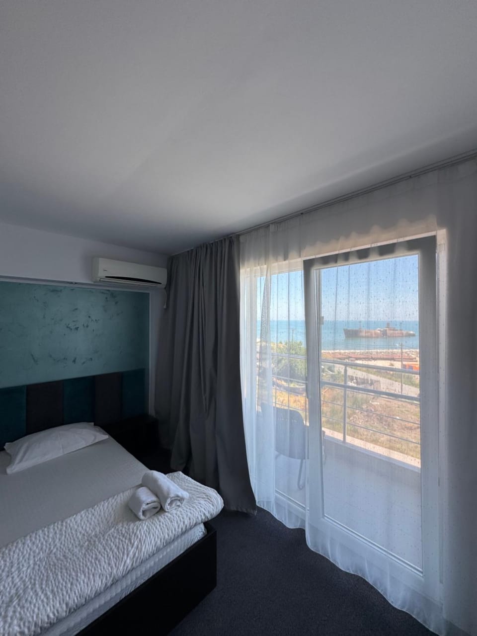 Bed, Natural landscape, Photo of the whole room, Bedroom, towels