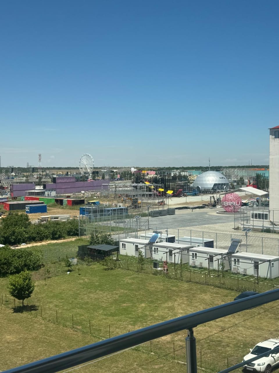 Property building, Day, Neighbourhood, City view, Location, Parking