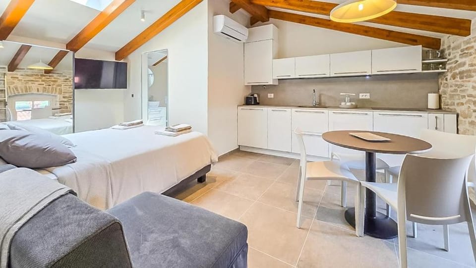 Bed, Living room, Photo of the whole room, Seating area, Dining area