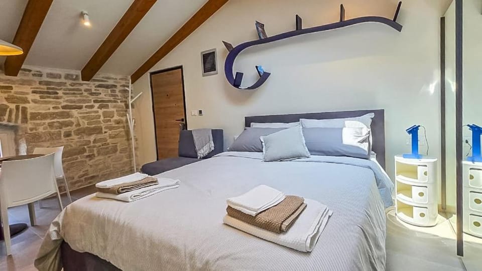 Bed, Photo of the whole room, Bedroom, towels