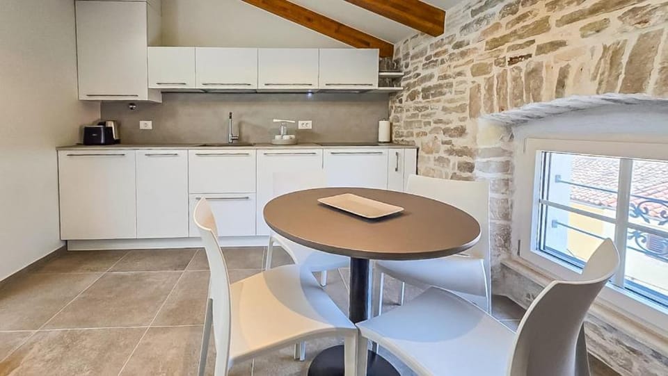 Kitchen or kitchenette, Dining area, stove