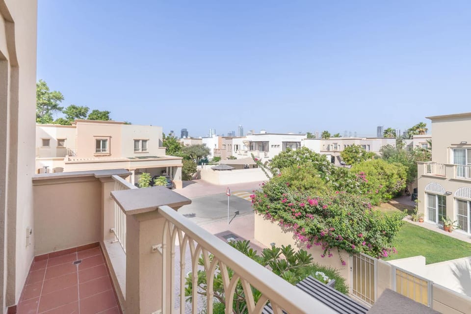 Free housekeeping visits during your stay - StayShort - Vibrant Villa in Springs 11 Sleeps 6 with Balcony Villa in Dubai