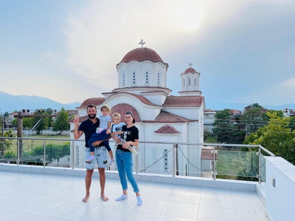 Landmark view, group of guests