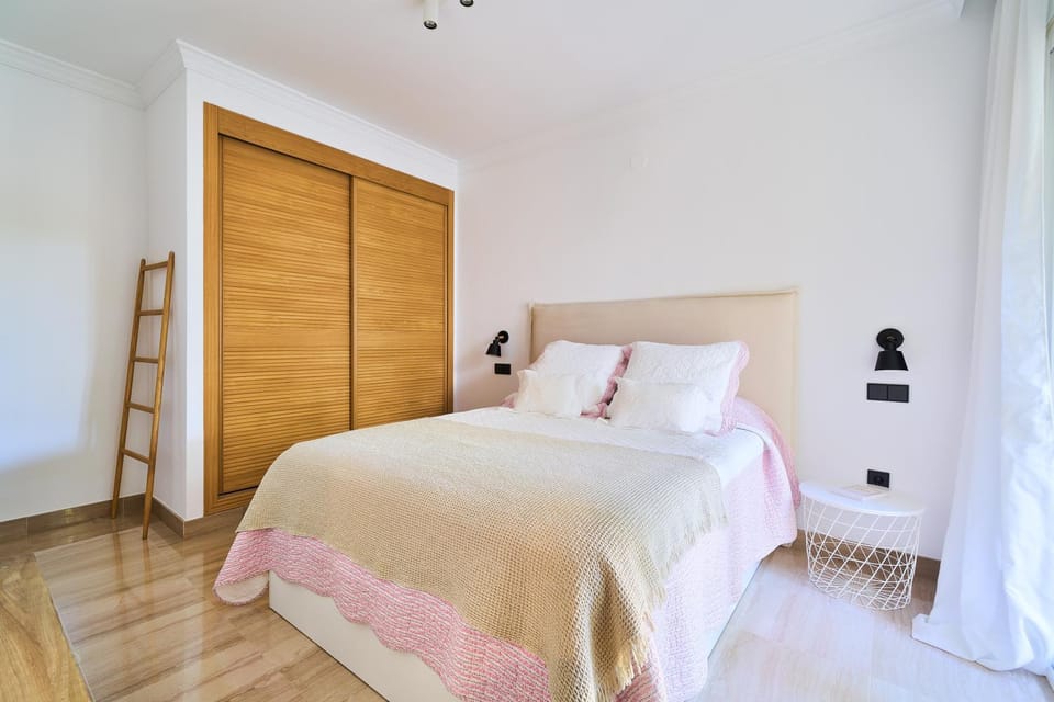 Bed, Photo of the whole room, wardrobe