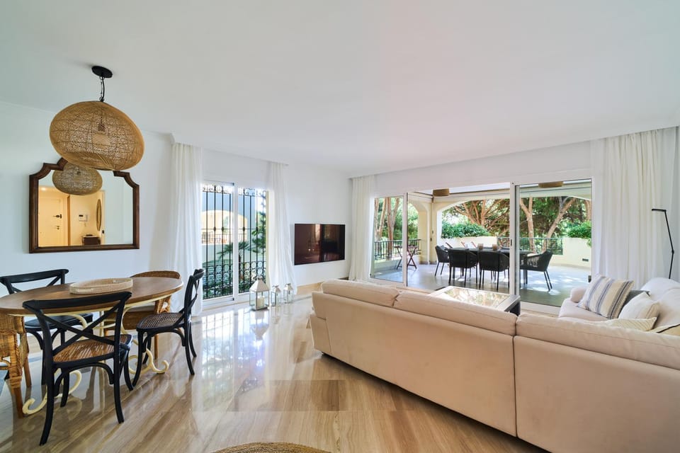 Communal lounge/ TV room, TV and multimedia, Living room, Dining area