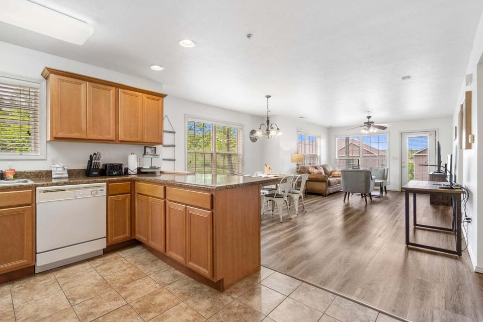 Retreat at Par Lane - Family friendly condo House in Table Rock Lake