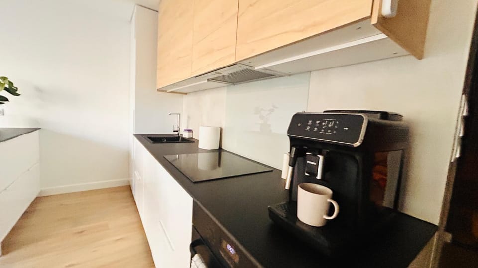 Coffee/tea facilities, Kitchen or kitchenette, stove